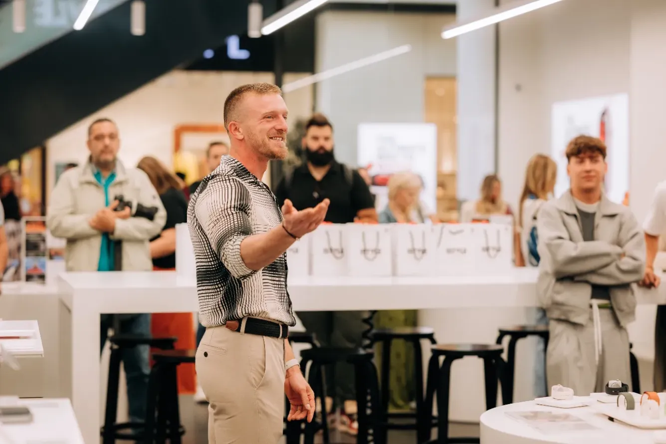 iPhone premijera u Srbiji, Novica Vuković