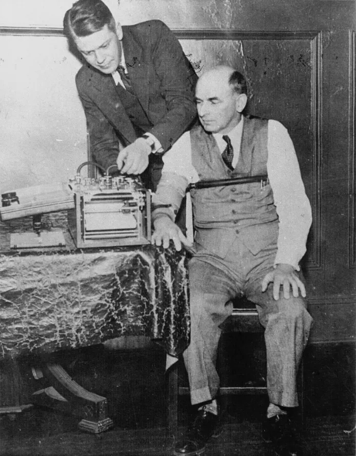 Američki pronalazač Leonard Kiler (1903–1949) testira svoj detektor laži na dr. Koleru, bivšem svedoku optužbe na suđenju Brunu Hauptmanu (1937).