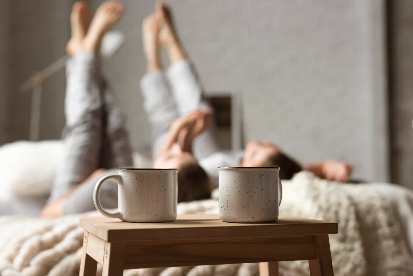 coffee-cups-table-with-couple-bed