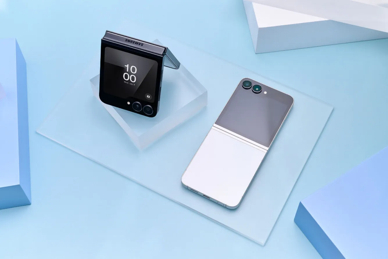 003-family-galaxy-zflip7-fe-black-zflip7-fe-white